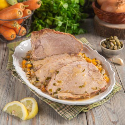Vitello alla sarda affettato con sugo di capperi, carote e verdure