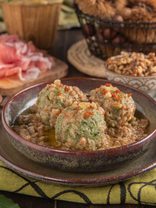 Canederli agli spinaci adagiati su crema di castagne e noci, con polvere di prosciutto crudo