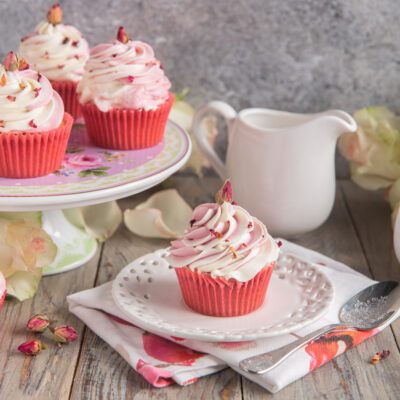 Cupcake alle rose con frosting bicolore a spirale e boccioli di rosa essiccati