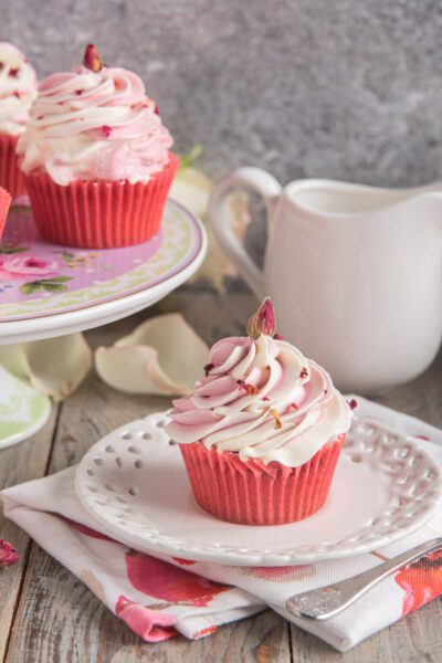 Cupcake alle rose con frosting bicolore a spirale e boccioli di rosa essiccati