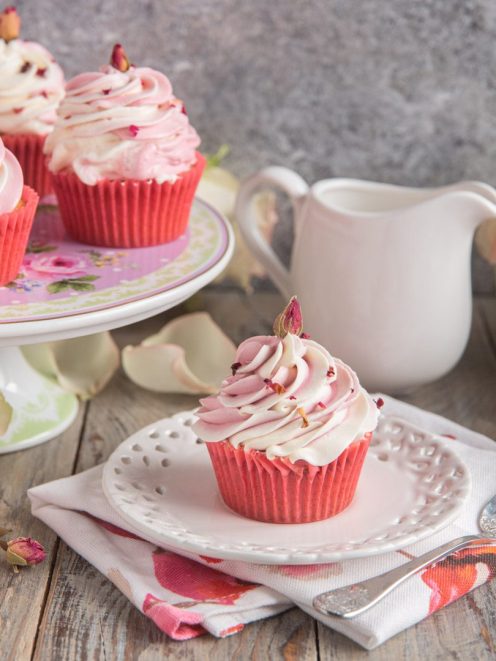 Cupcake alle rose con frosting bicolore a spirale e boccioli di rosa essiccati