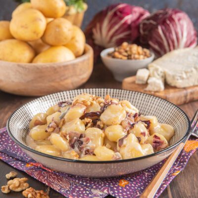Gnocchi di patate con gorgonzola, radicchio e noci in cremosa salsa al formaggio
