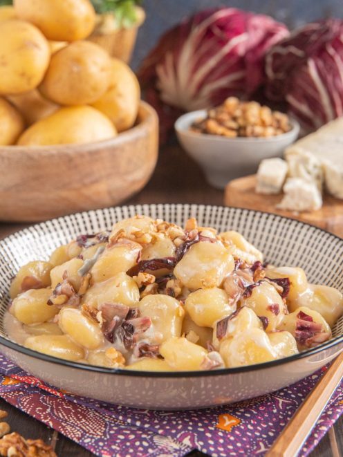 Gnocchi di patate con gorgonzola, radicchio e noci in cremosa salsa al formaggio
