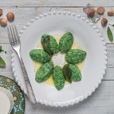 Gnudi agli spinaci conditi con burro fuso, foglie di salvia e pepe macinato