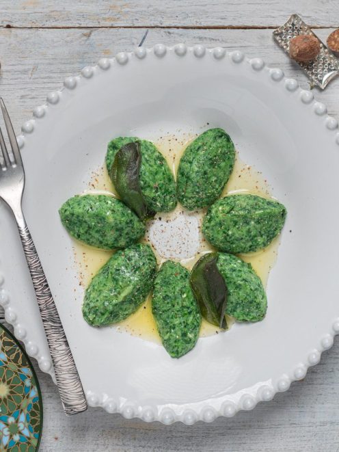 Gnudi agli spinaci conditi con burro fuso, foglie di salvia e pepe macinato