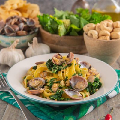 Pappardelle alle vongole e cime di rapa con vongole aperte, verdure saltate e pangrattato