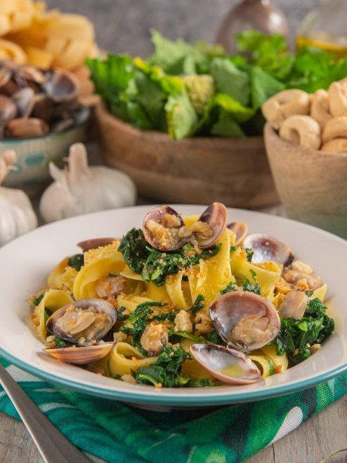 Pappardelle alle vongole e cime di rapa con vongole aperte, verdure saltate e pangrattato