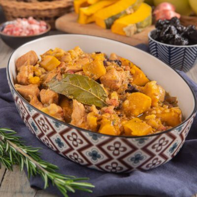 Spezzatino di tacchino con zucca a cubetti, prugne secche e foglie di alloro