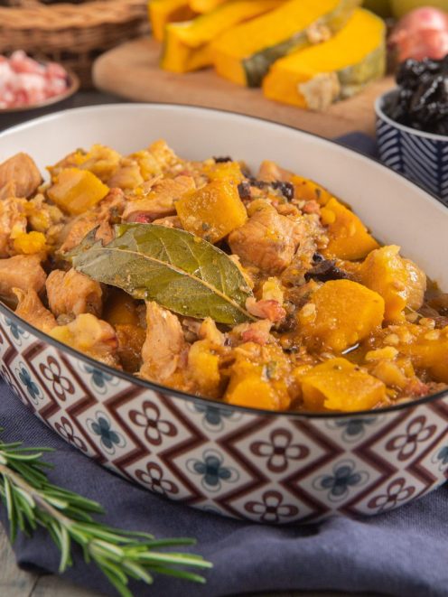 Spezzatino di tacchino con zucca a cubetti, prugne secche e foglie di alloro