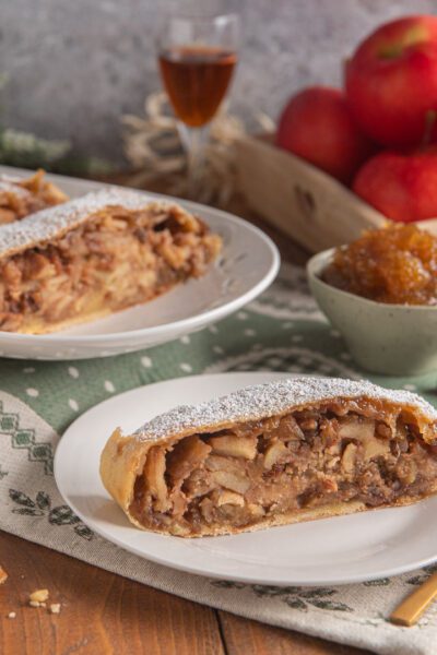Strudel di mele, noci e fichi
