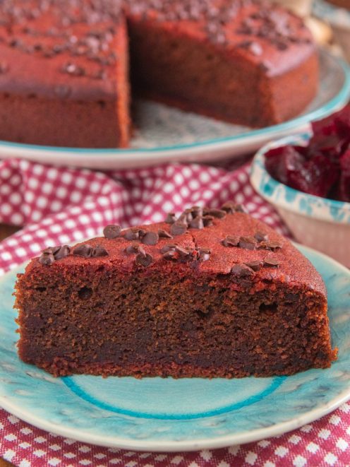 Torta alla barbabietola e cioccolato con gocce di cioccolato in superficie, servita a fetta
