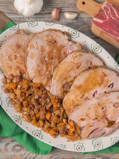 Vitello in fricandò affettato con soffritto di carote, sedano e pancetta