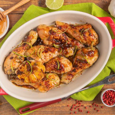Fusi di pollo al lime glassati con aglio arrosto, scorze di lime e pepe rosa