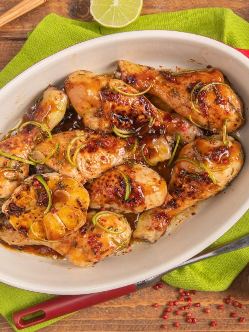 Fusi di pollo al lime glassati con aglio arrosto, scorze di lime e pepe rosa