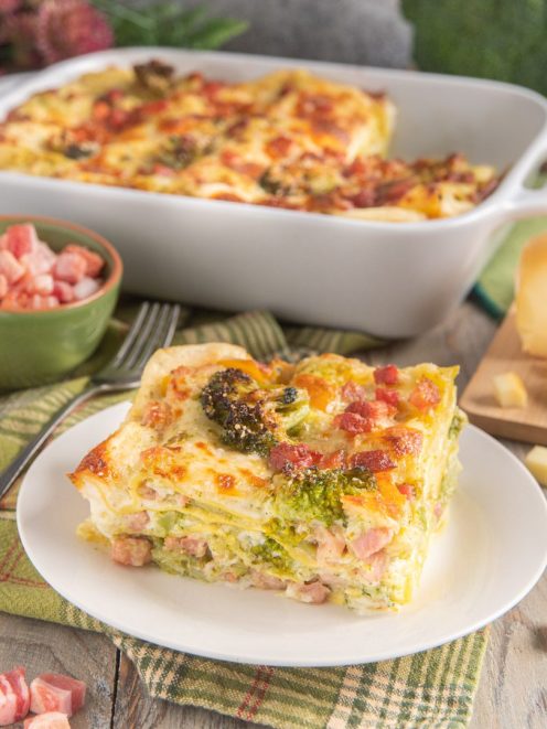 Lasagne con broccoli, provola e pancetta affumicata: una fetta mostra gli strati con besciamella gratinata