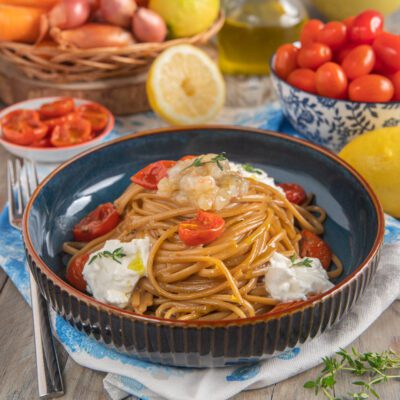 Linguine con crema di scampi, ciuffi di burrata e pomodorini confit guarniti con timo fresco