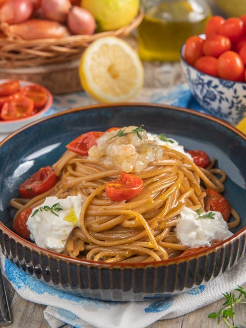 Linguine con crema di scampi, ciuffi di burrata e pomodorini confit guarniti con timo fresco
