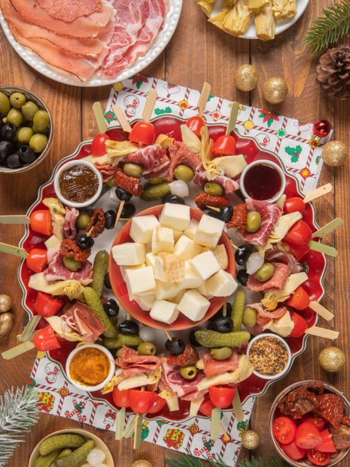 Pan Montrone con spiedini di salumi, olive, pomodorini e formaggi su vassoio natalizio