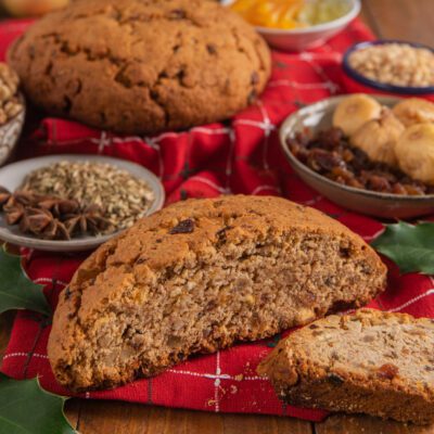 Pandolce genovese spezzato a metà con uvetta e frutta secca nell'impasto