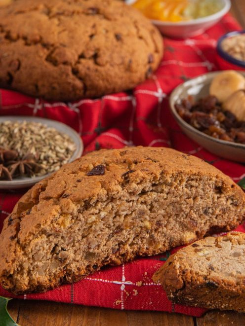 Pandolce genovese spezzato a metà con uvetta e frutta secca nell'impasto