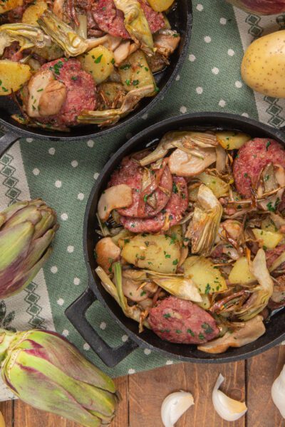 Rosticciata con zampone, carciofi e patate servita in padella di ferro