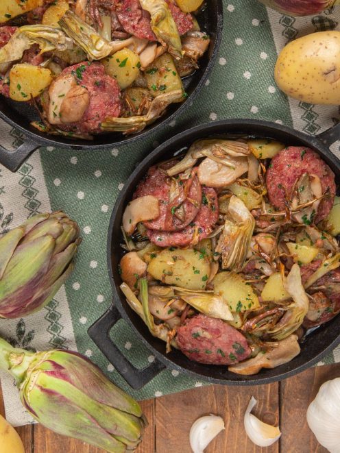 Rosticciata con zampone, carciofi e patate servita in padella di ferro