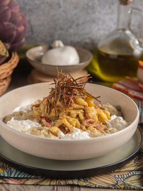 Spätzle con crema di carciofi, guanciale e burrata, guarniti con erbe croccanti e pomodori secchi