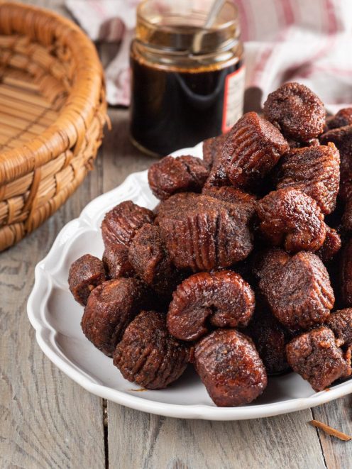 Turdilli fritti e glassati al miele, impilati con stecche di cannella intorno