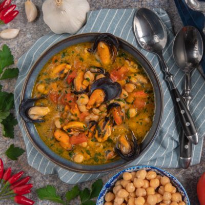 Zuppa di cozze e ceci alla mediterranea con brodo al pomodoro e prezzemolo tritato