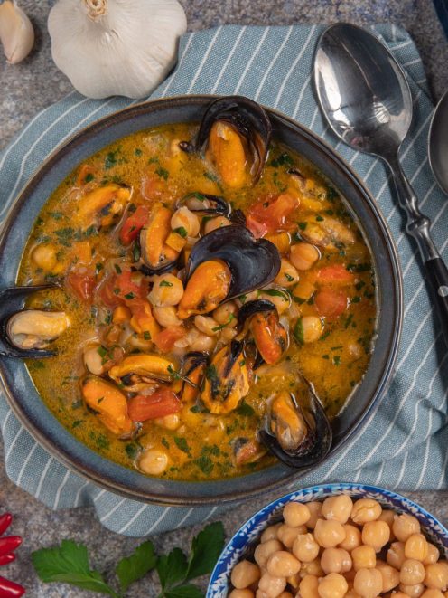 Zuppa di cozze e ceci alla mediterranea con brodo al pomodoro e prezzemolo tritato