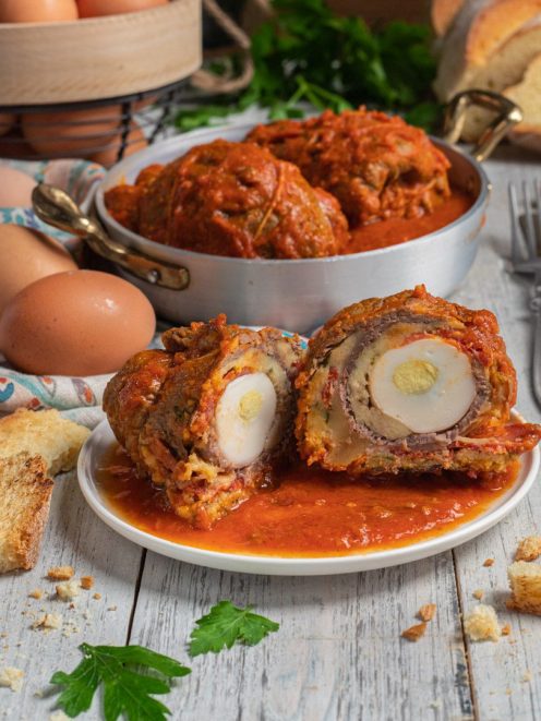 Braciole calabresi ripiene di uovo sodo tagliate a metà, in salsa di pomodoro ricca