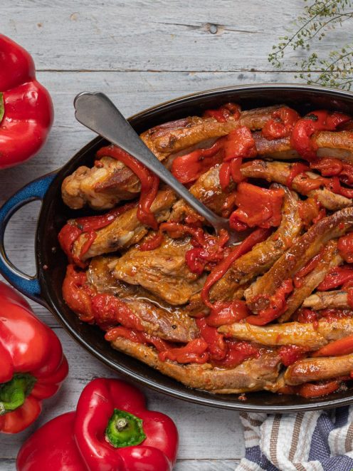 Costine di maiale ai peperoni rosolate in tegame con peperoni saltati e sugo denso