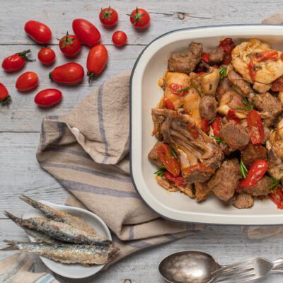 Friccò di carne mista con pomodorini e rosmarino servito in teglia