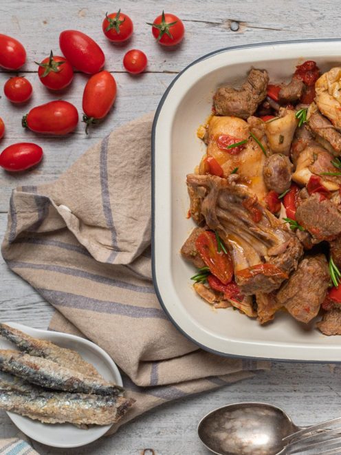 Friccò di carne mista con pomodorini e rosmarino servito in teglia