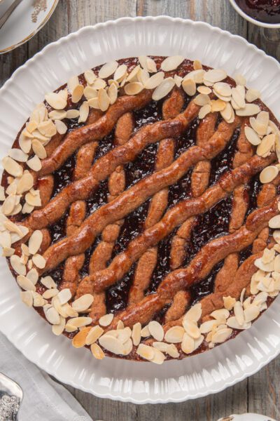 Linzer Torte con reticolo di pasta intrecciata, confettura di frutti rossi e mandorle a lamelle