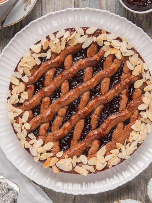 Linzer Torte con reticolo di pasta intrecciata, confettura di frutti rossi e mandorle a lamelle