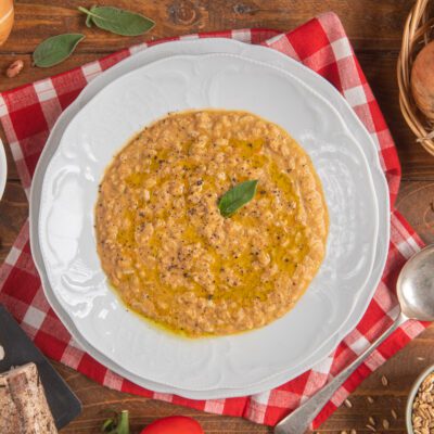 Minestra garfagnina di farro densa e cremosa, condita con olio extravergine, pepe nero e una foglia di salvia