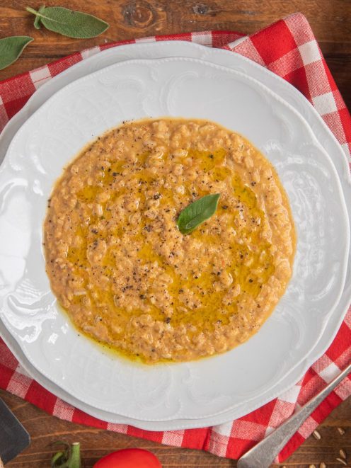 Minestra garfagnina di farro densa e cremosa, condita con olio extravergine, pepe nero e una foglia di salvia