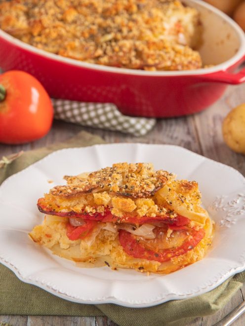 Patate raganate con strati di pomodoro e cipolla, gratinate con pangrattato croccante