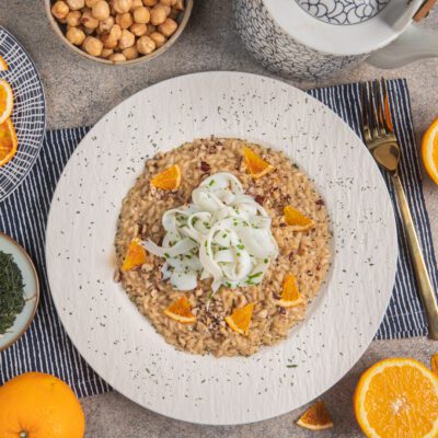 Risotto al tè verde con finocchio marinato, spicchi d'arancia e granella di nocciole