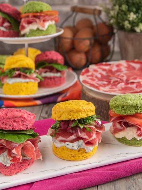 Scones alle verdure colorati farciti con coppa, crema di formaggio, pomodoro e rucola