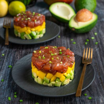 Tartare di tonno in tre strati con avocado, mango e cipollotto fresco tritato