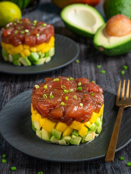Tartare di tonno in tre strati con avocado, mango e cipollotto fresco tritato