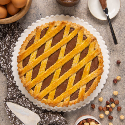 Crostata alla Nutella con reticolo di pasta frolla dorata e ripieno di crema alla nocciola
