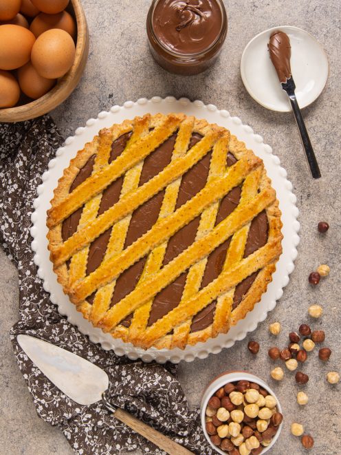 Crostata alla Nutella con reticolo di pasta frolla dorata e ripieno di crema alla nocciola