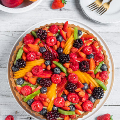 Crostata alla frutta con crema pasticcera, fragole, lamponi, mirtilli, more e fette di mango e kiwi