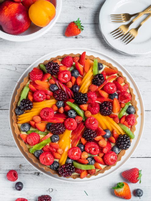 Crostata alla frutta con crema pasticcera, fragole, lamponi, mirtilli, more e fette di mango e kiwi