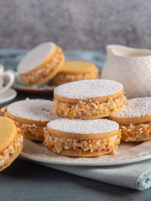 Deliziose napoletane farcite con crema e granella di nocciole, spolverate di zucchero a velo
