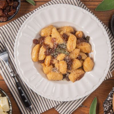 Gnocchi alla veneta con uvetta, salvia fritta e formaggio grattugiato