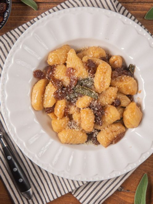 Gnocchi alla veneta con uvetta, salvia fritta e formaggio grattugiato